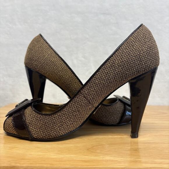 VTG Bakers Jenni Brown Patent Leather Tweed Gold Buckle Peep Toe Pumps Size 8 - Picture 8 of 12